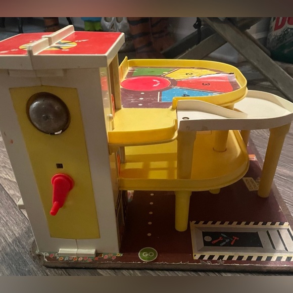 Vintage Fisher Price Little People Parking Ramp Service Center Garage 930 - Picture 3 of 12